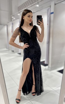 Sukienka długa cekiny zdobienie pióra czerń