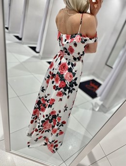 Sukienka długa opadające ramiona kwiaty biel/róż