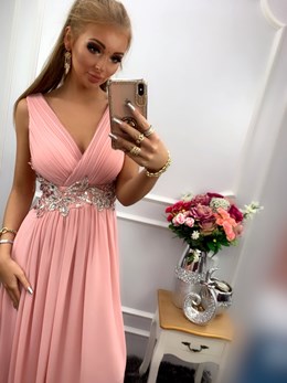 Sukienka długa z ozdobą z kamieniami róż