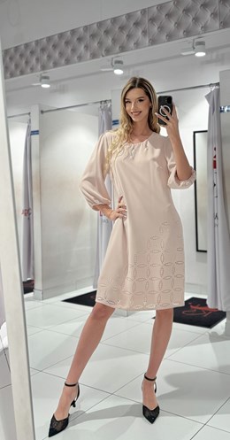 Sukienka krótka dekoracyjne wycięcia beż