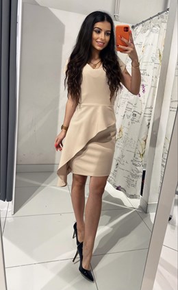 Sukienka krótka baskinka na bok jasny beż