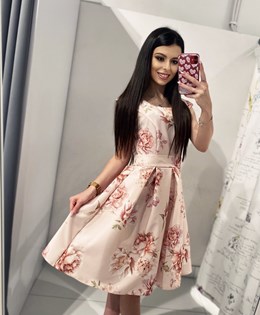 Sukienka krótka kwiaty całość pudrowy róż