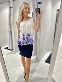 Sukienka krótka kwiatowe wzory biel/granat