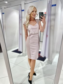 Sukienka krótka dopasowana rękawek róż/cappuccino