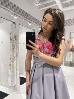 Sukienka midi rozkloszowana kwiaty szary