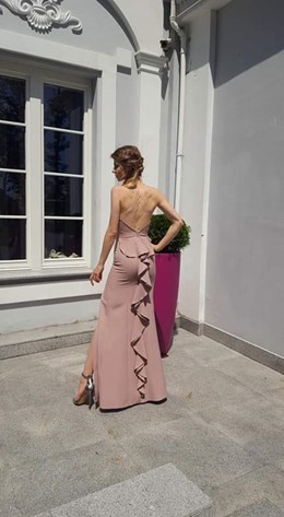 Sukienka długa dopasowana z ogonkiem brudny róż