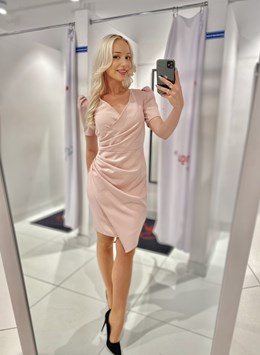 Sukienka krótka dopasowana krótki rękaw róż