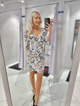 Sukienka krótka marszczony rękaw kwiaty biel/czerń