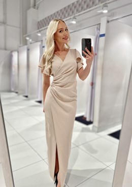 Sukienka długa dopasowana falbana rękaw beż