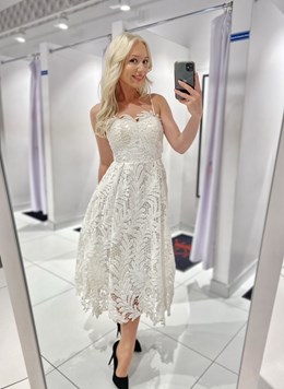 Sukienka midi ażurowa biała