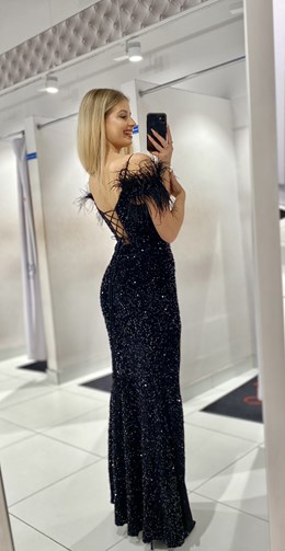 Sukienka długa cekiny opadający rękaw pióra czerń