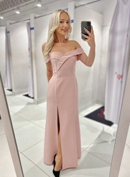 Sukienka długa dopasowana opadające ramiona róż