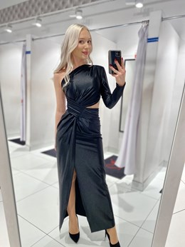 Sukienka długa asymetryczny rękaw satyna czerń