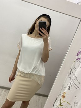 Sukienka krótka zdobienie pas biały/wanilia