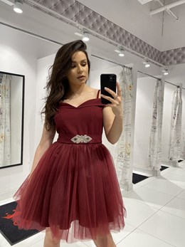 Sukienka krótka opadające ramiona tiul bordo