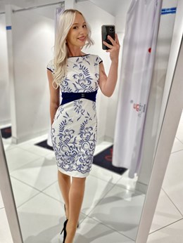 Sukienka krótka dopasowana wzór kwiaty granat/biel