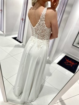 Sukienka długa zdobiona góra koronka biały