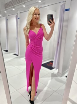 Sukienka długa dopasowana na ramiączkach magenta