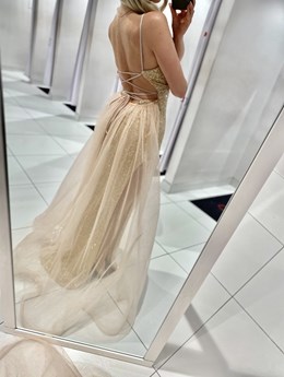 Sukienka długa cekinowa wiązanie tren holo beż