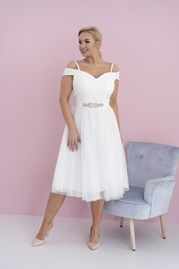 Sukienka midi opadające ramiona pasek tiul biały