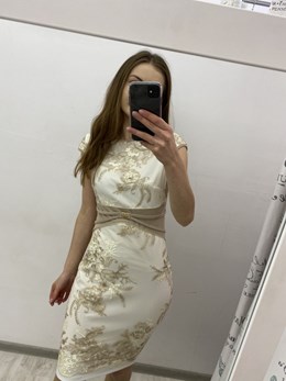 Sukienka krótka dopasowana wzór kwiaty cappuccino