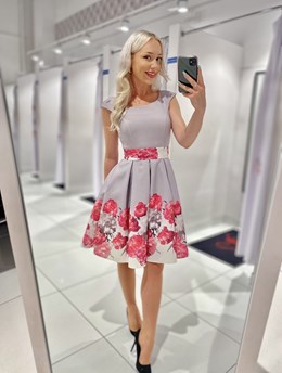 Sukienka krótka rozkloszowana kwiaty popiel róż