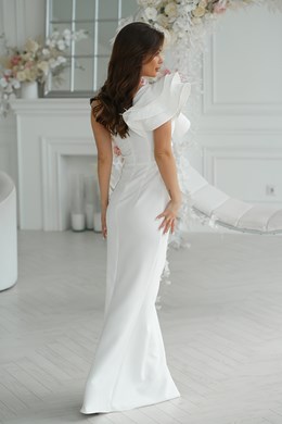 Sukienka długa asymetria falbana pióra biel