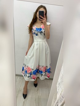 Sukienka midi rozkloszowana kwiaty róż błękit biel