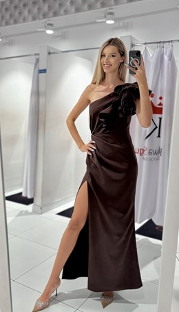 Sukienka długa asymetria falbana pióra czekolada