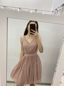 Sukienka krótka zakładka dekolt pudrowy róż