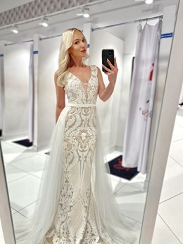 Sukienka długa rybka cekiny po boku tiul beż/biel