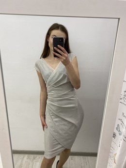 Sukienka krótka marszczenie pas połysk biel/beż