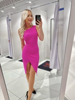 Sukienka krótka dopasowana jedno ramię magenta