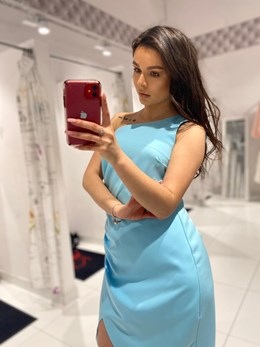 Sukienka krótka dopasowana jedno ramię niebieski