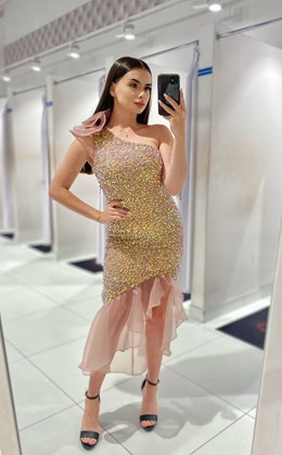 Sukienka midi cekiny dodatek falban holo beż