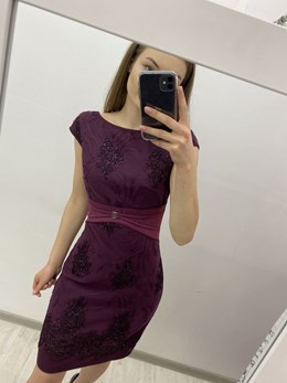 Sukienka krótka dopasowana wzór cekiny bordo