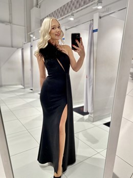 Sukienka długa jedno ramię piórka czerń