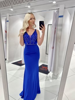 Sukienka długa ozdobny dekolt odkryte plecy chaber