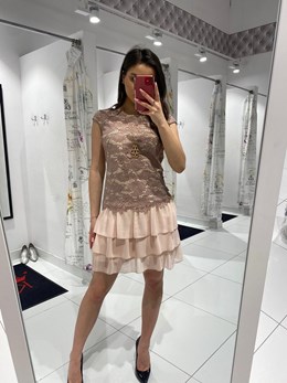 Krótka sukienka koronka falbany dół łososiowy