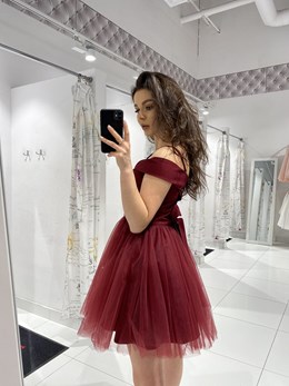 Sukienka krótka opadające ramiona tiul bordo