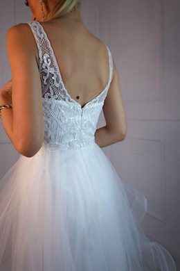 Sukienka długa asymetria zdobiona góra biel