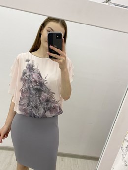 Sukienka krótka maskująca motylek/kwiaty szary/róż