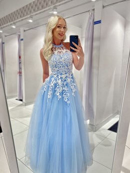 Sukienka długa tiul koronka na szyję błękit/biel