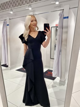 Sukienka długa dopasowana dekolt V falbany czerń