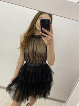 Sukienka krótka tiul plecy falbany kawa