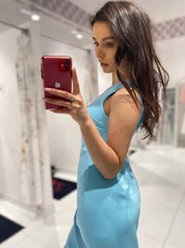 Sukienka krótka dopasowana jedno ramię niebieski