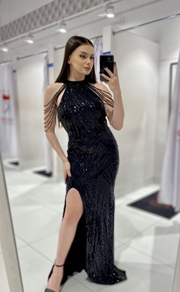 Sukienka długa cekiny na szyję rozcięcie czarna