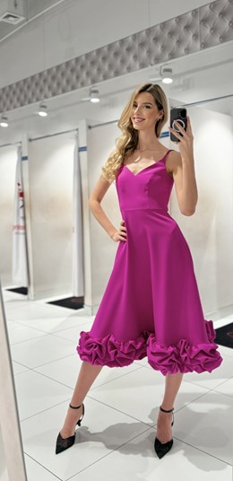 Sukienka midi ramiączka falbana fuksja