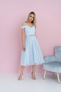 Sukienka midi opadające ramiona pasek tiul błękit