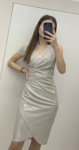 Sukienka krótka marszczenie pas połysk biel/beż